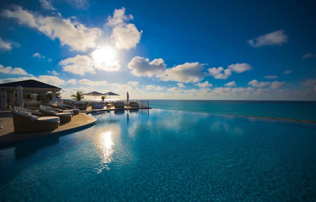 Infinity pool meeting the horizon